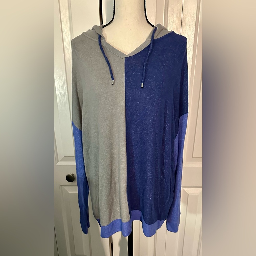 DESIGNED BY CHICO’S!!! FABULOUS CONDITION HOODED WEEKEND LONG SLEEVE TOP.